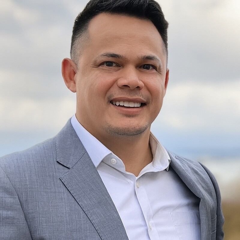 Manny, Founder of Lolaelo